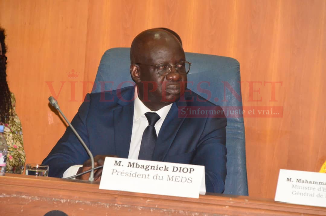 SOIR D'INFO - Français - Invité : MBAGNICK DIOP - Pr : NDEYE ARAME TOURÉ SUR LA TFM