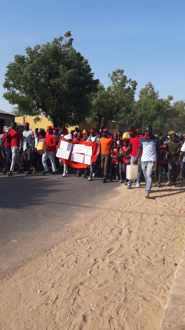 NDAGANE SALOUM A SOIF: Les jeunes manifestent dans les rues