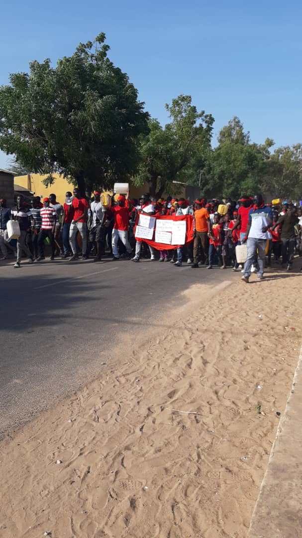 NDAGANE SALOUM A SOIF: Les jeunes manifestent dans les rues