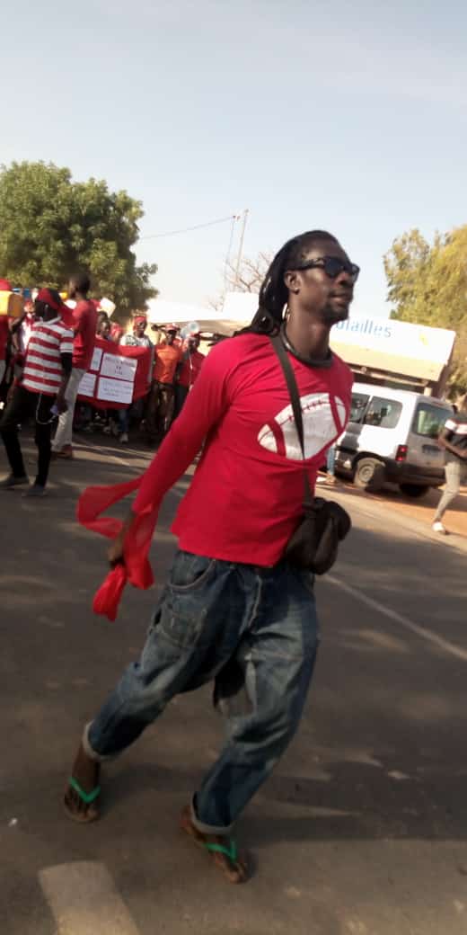 NDAGANE SALOUM A SOIF: Les jeunes manifestent dans les rues