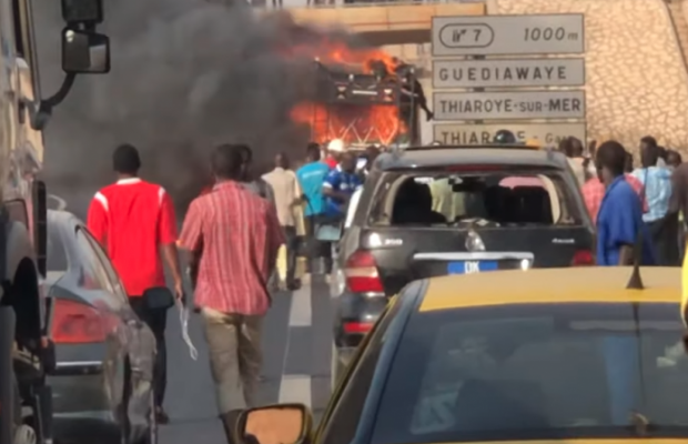 Urgent : Un bus prend feu sur l’autoroute à péage, côté Thiaroye (Vidéo)