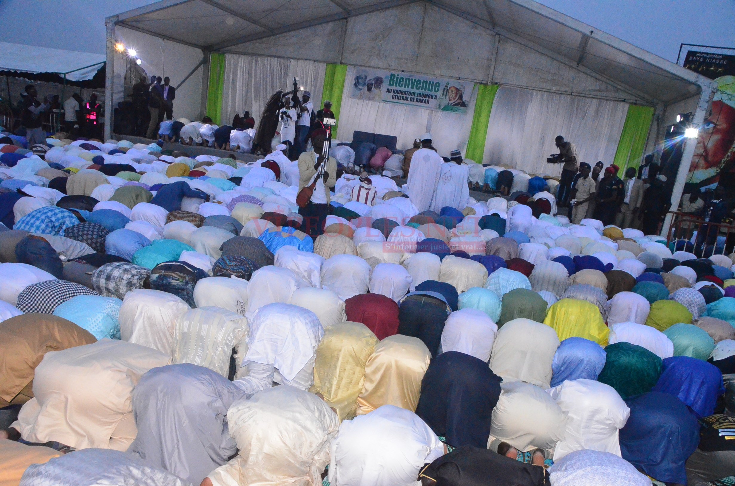 Les 43 images du Hadaratoul Jumah Nationale du fils cadet de Mame Baye, Baye Mbaye MC Niasse au stade Leopold Senghor