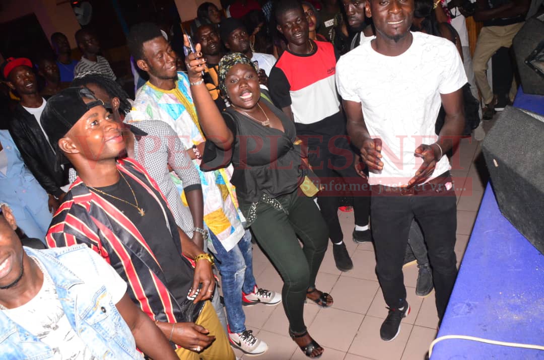 Dans la chaleur de la nuit, la lionne de la musique,TITI bari bagace au sommet du Ravin Night de Guédiawaye
