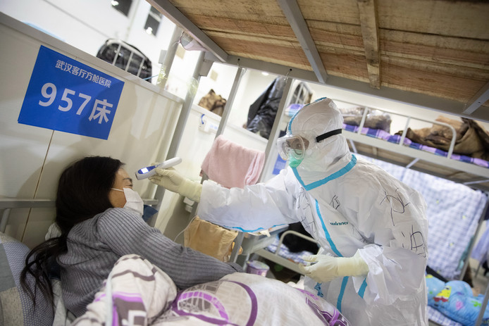 Le directeur d'un hôpital de Wuhan succombe au virus, le bilan dépasse les 1.800 morts