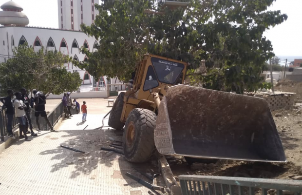 Mosquée de la divinité : un autre camion brise les escaliers… (Photos)