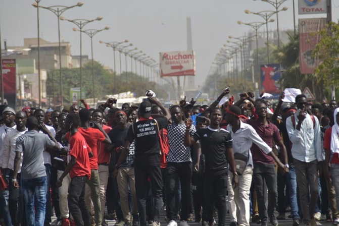 De nouveaux bacheliers non orientés, marchent, ce jeudi, à Dakar