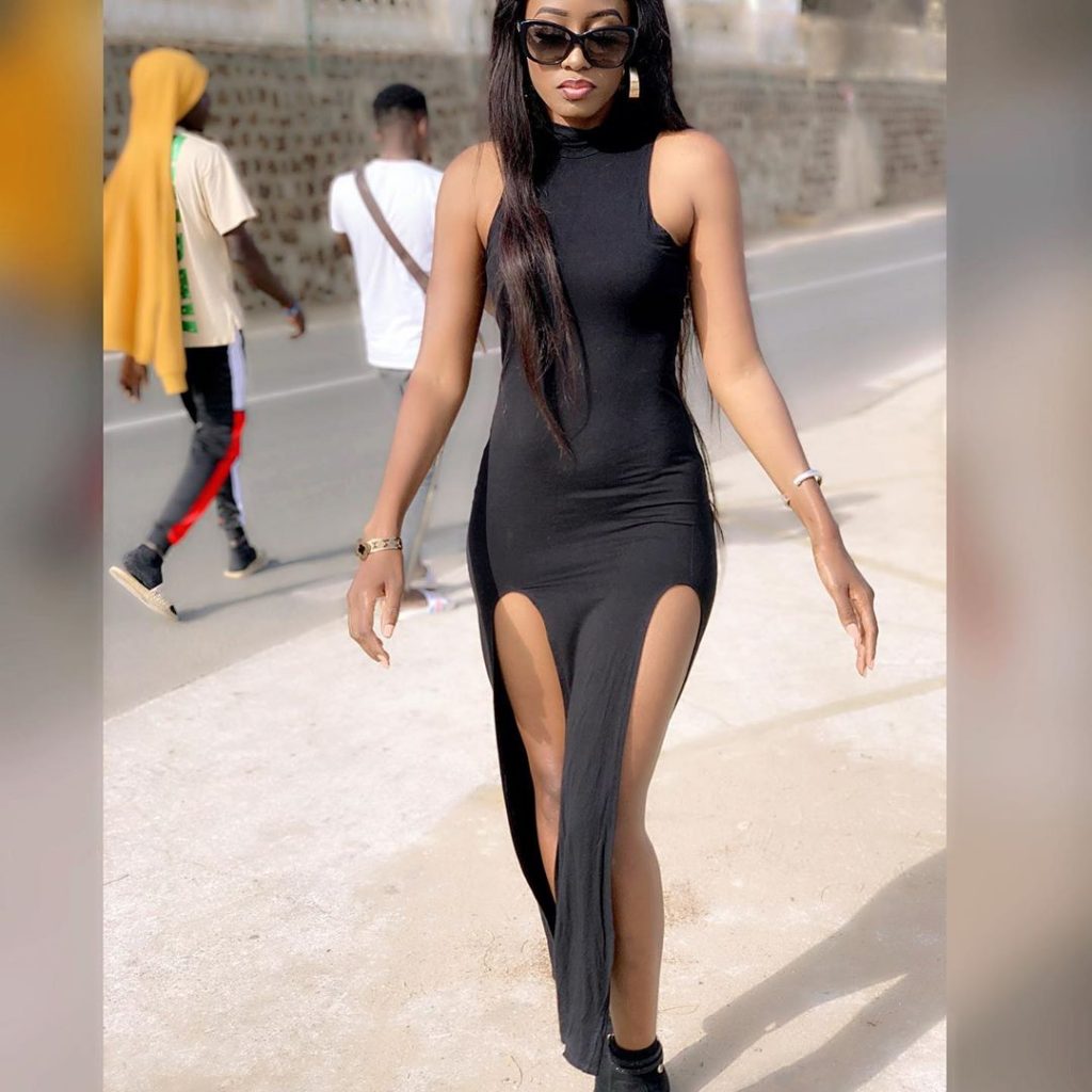 Fente osée Queen Biz dévoile ses cuisses dans une robe ultra $exy