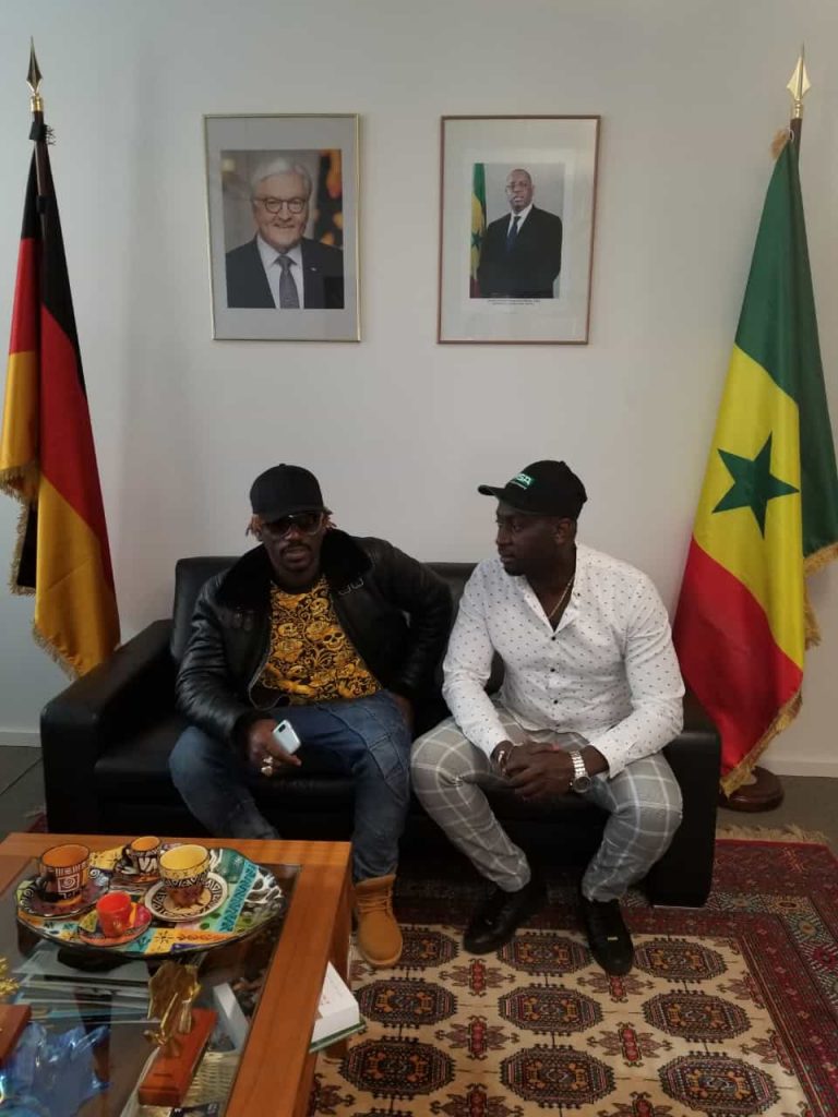 L’ambassadeur du Sénégal en Allemagne reçoit l'artiste Pape Ndiaye Thiopete et le Promoteur Gambien Modou Low