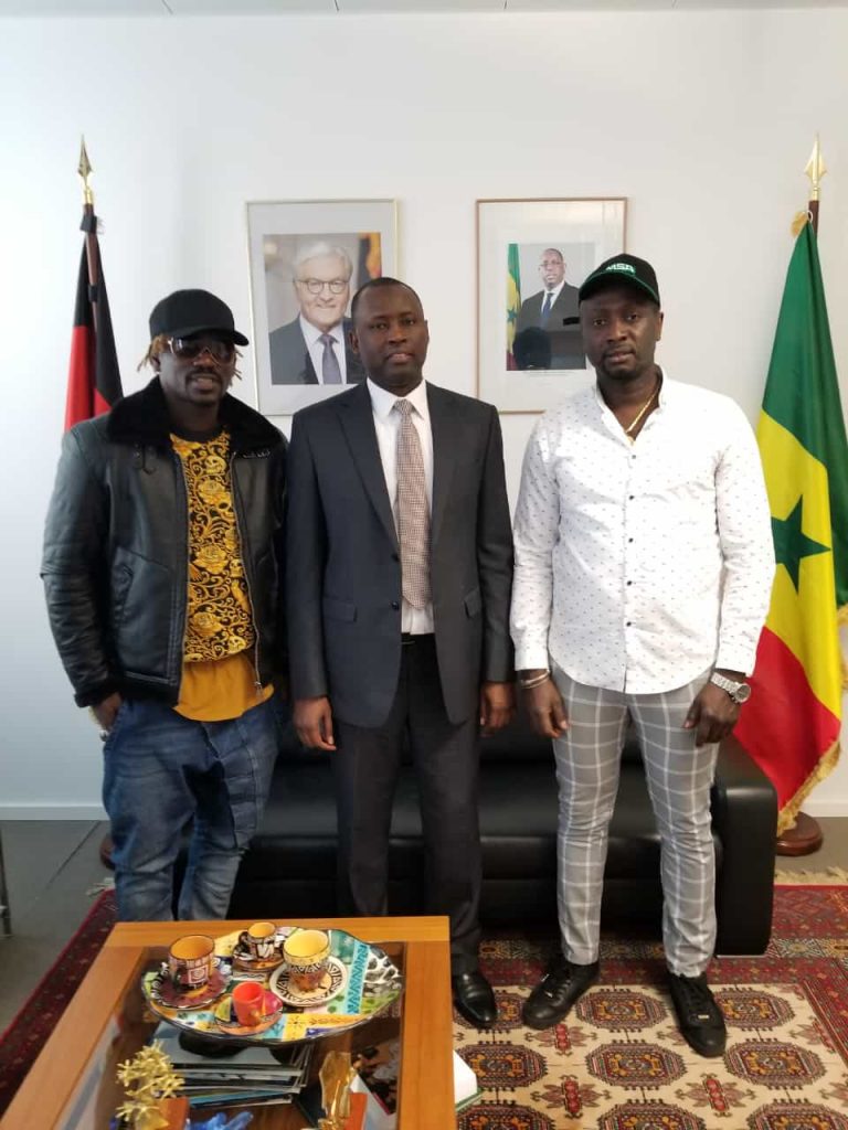 L’ambassadeur du Sénégal en Allemagne reçoit l'artiste Pape Ndiaye Thiopete et le Promoteur Gambien Modou Low