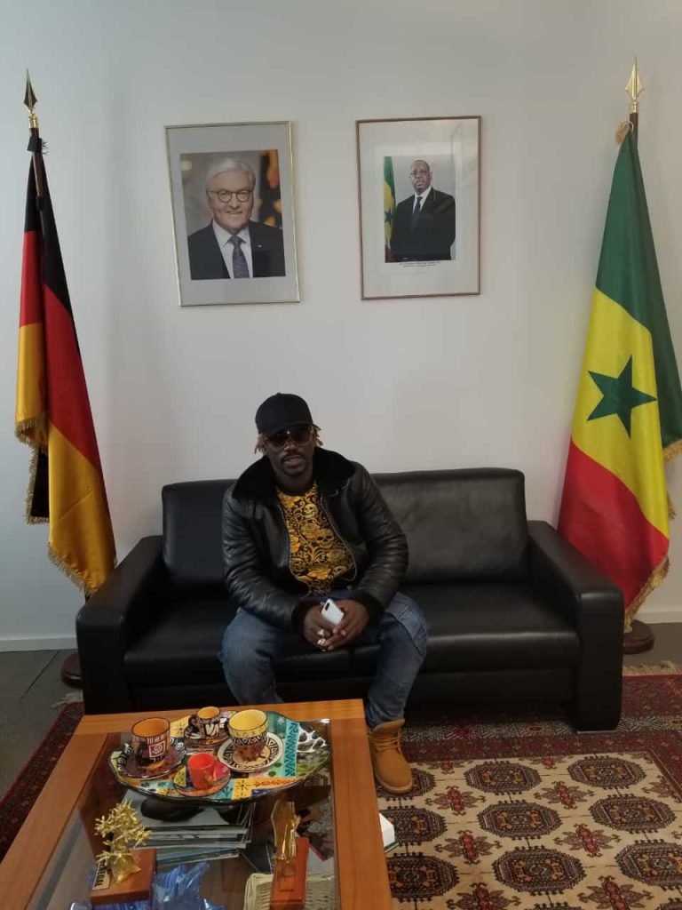 L’ambassadeur du Sénégal en Allemagne reçoit l'artiste Pape Ndiaye Thiopete et le Promoteur Gambien Modou Low