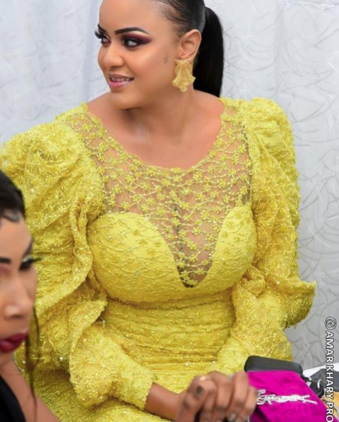 Hanches bien taillées, dans une robe très tendance: Amina Ndong la jolie , une vraie Jongoma qui brille dans ses …