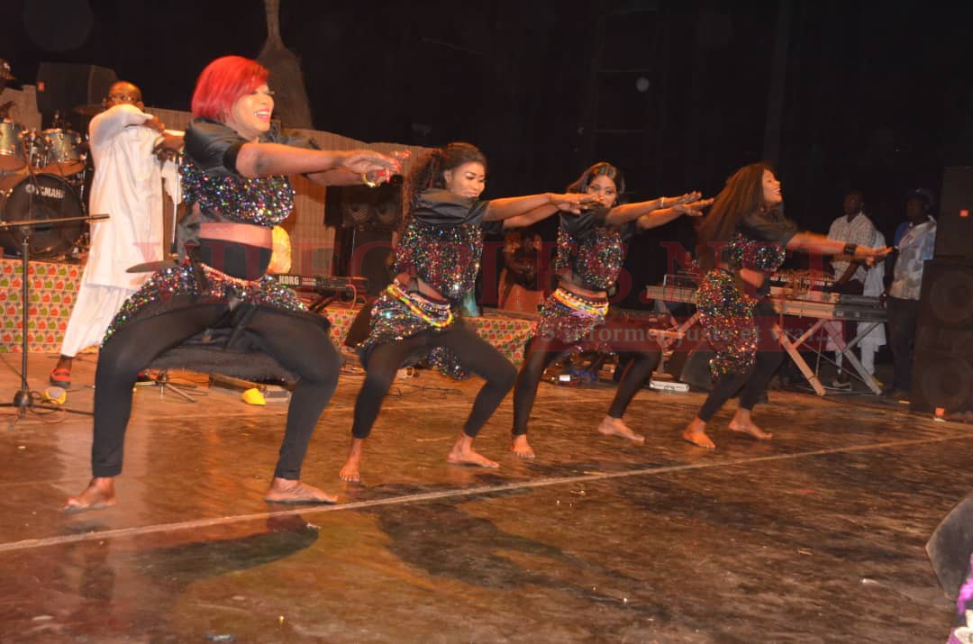 25 ANS DE CARRIERRES: Papa Thione, Waly Seck, Guigui, Ndiollé, Mame Bassine ont chauffé la scène de sorano avec Oumou Sow. 25 ANS DE CARRIERRES: Papa Thione, Waly Seck, Guigui, Ndiollé, Mame Bassine ont chauffé la scène de sorano avec Oumou Sow.