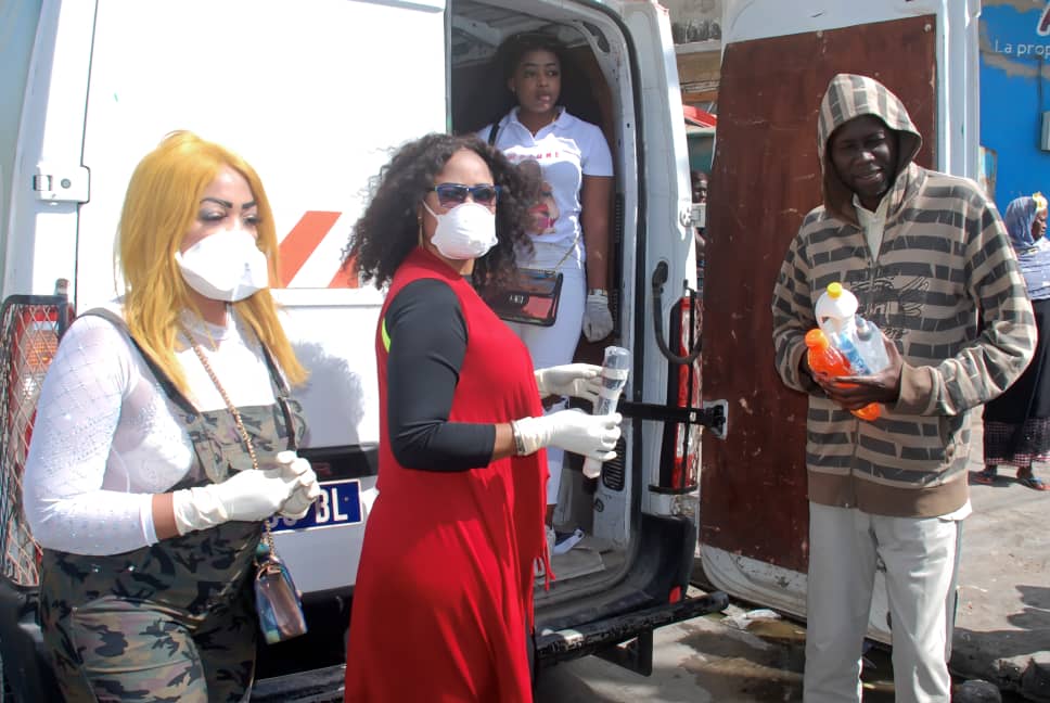 VIDÉO FORCE C0VID-19: L'artiste Oumou Sow distribue des denrées alimentaires et des gels antiseptiques aux médinois.
