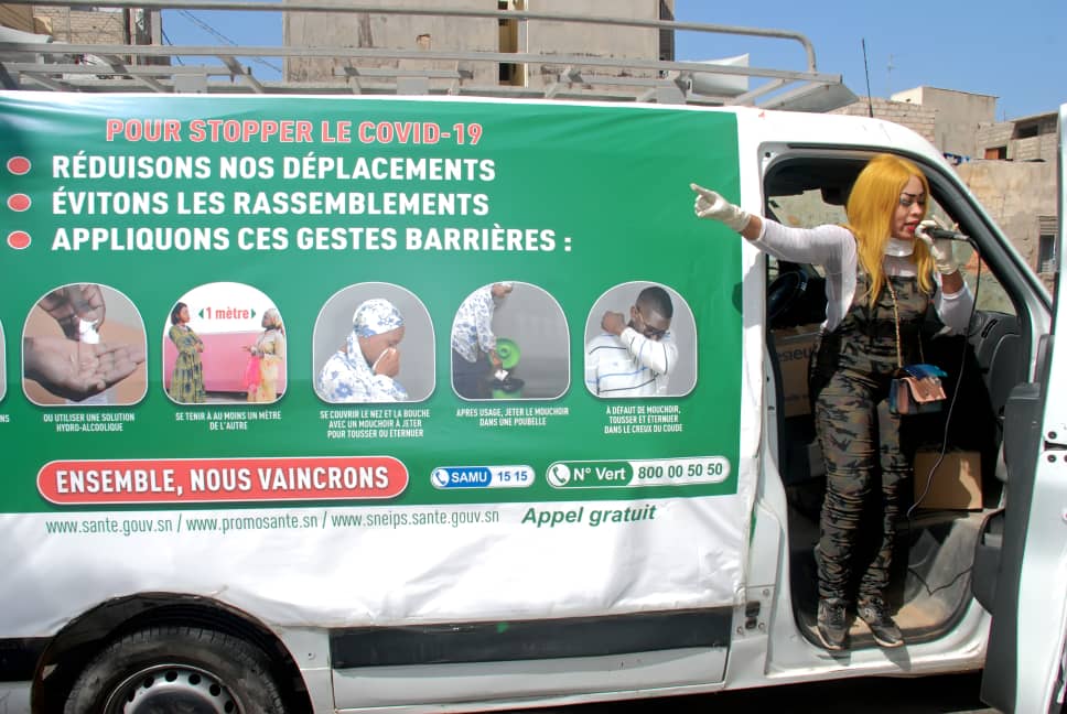 VIDÉO FORCE C0VID-19: L'artiste Oumou Sow distribue des denrées alimentaires et des gels antiseptiques aux médinois.