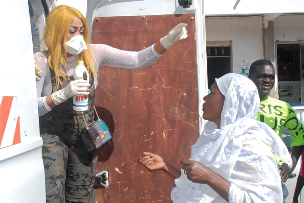 VIDÉO FORCE C0VID-19: L'artiste Oumou Sow distribue des denrées alimentaires et des gels antiseptiques aux médinois.