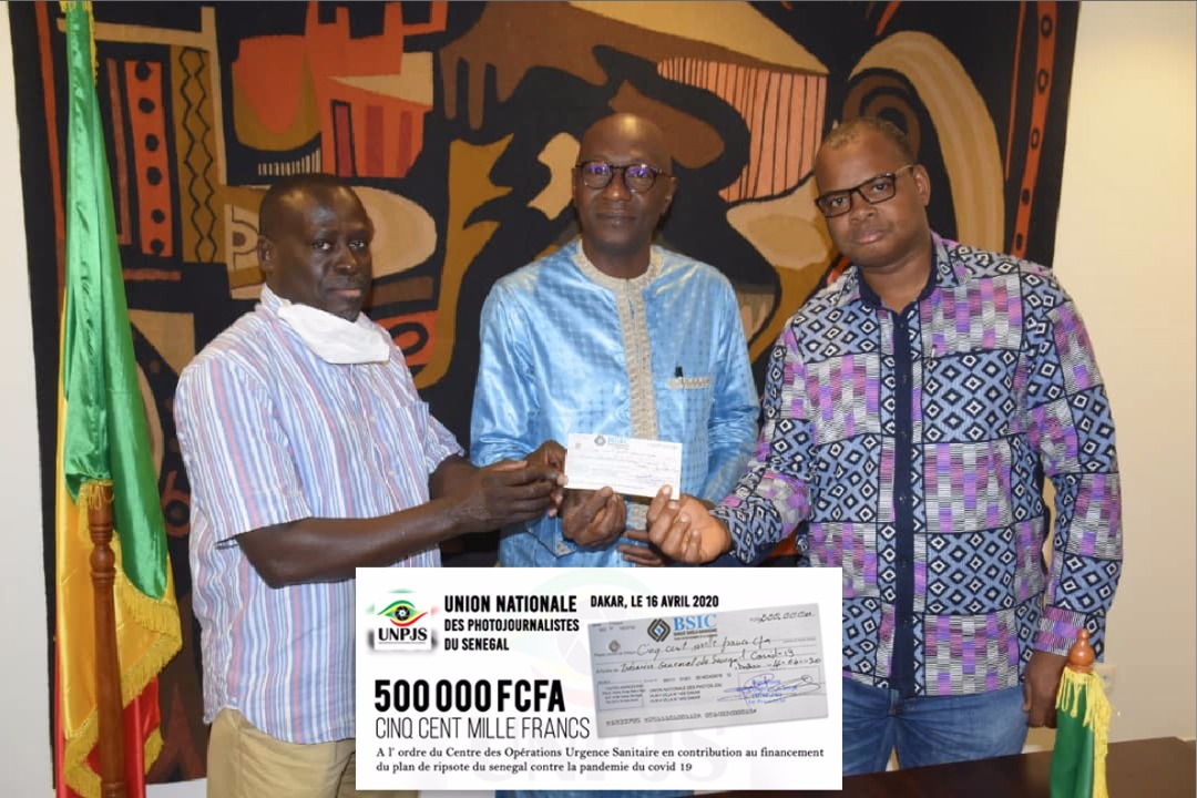 FORCE COVID-19:  L'union Nationale des Photojournalistes du Sénégal remet un chèque de 500 00F CFA