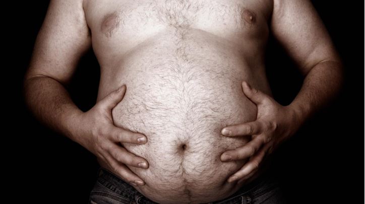 Une étude révèle que les hommes avec du ventre, seraient meilleurs au lit !