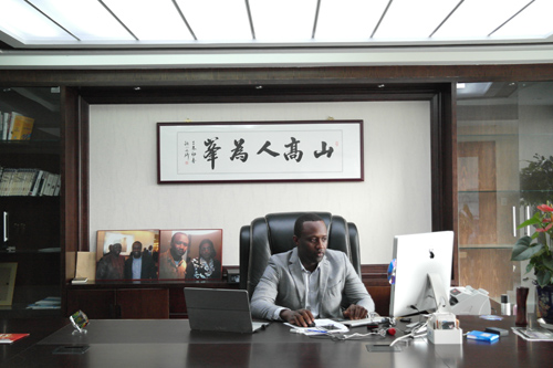 Portrait- Ce que vous ne saviez pas sur le plus grand chef d’entreprise africain établit en Chine avec ses 68 employés chinois
