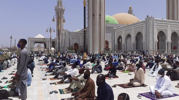 Voici Quelques images de la prière ce vendredi à Massalikoul Jinaan…
