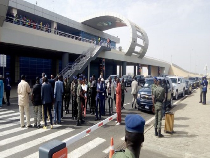 Aéroport Blaise Diagne: des Sénégalais venus de Paris dont le footballeur Krépin Diatta, refusent d’être confinés