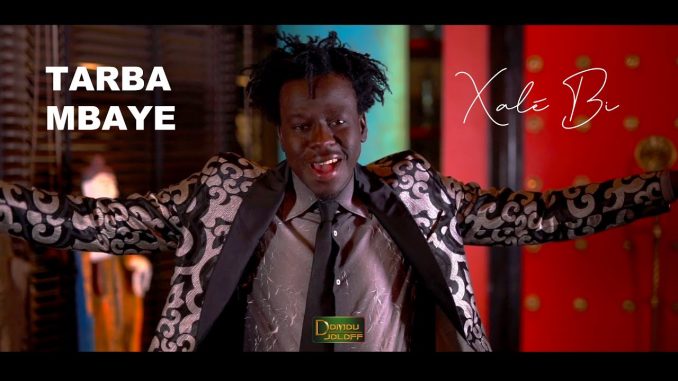 Surprise! Tarba Mbaye remet le feu sur scène avec « Xalé Bi » (clip officiel)