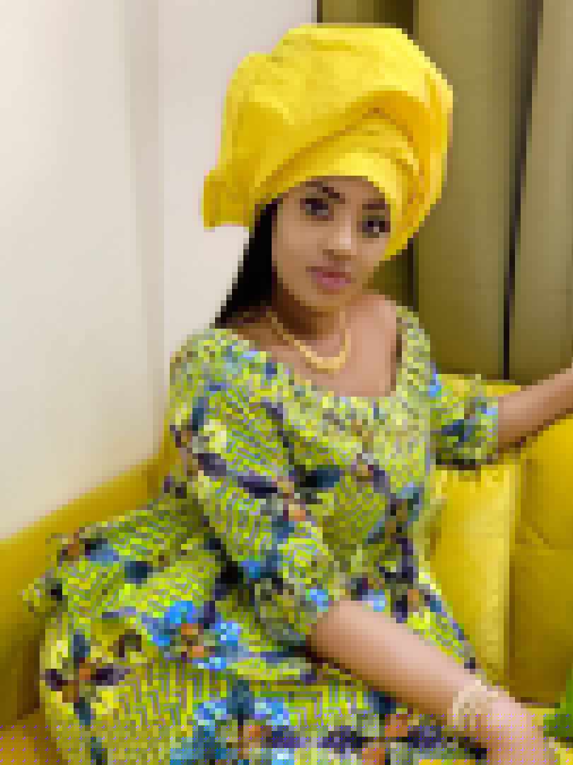 Betty Dia, devenue égérie de plusieurs marques au Sénégal, admirez là dans sa tenue simple. Taille basse bouni moute