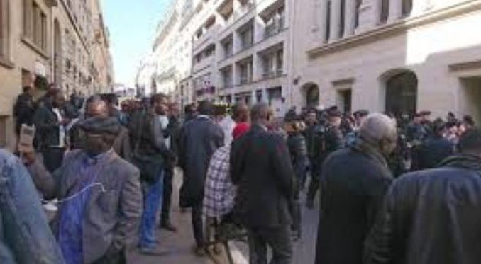 Vidéo :Rassemblement des Sénégalais devant le consulat de Paris pour l’aide destinée à la diaspora
