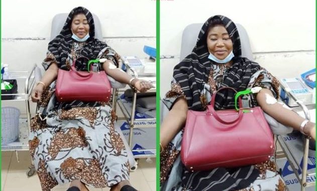 Arrêt sur Image – Fatou Guéwel offre son sang pour sauver une vie