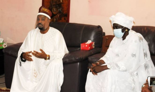 Ahmed Khalifa Niasse chez Mimi Touré : « Si tu mange de l’argent illicite ton organisme ne le digérera pas » Ahmed Khalifa Niasse chez Mimi Touré : « Si tu mange de l’argent illicite ton organisme ne le digérera pas »
