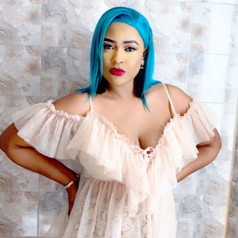 Perruque bleue, décolleté plongeant, Guigui réapparaît avec un nouveau look sexy