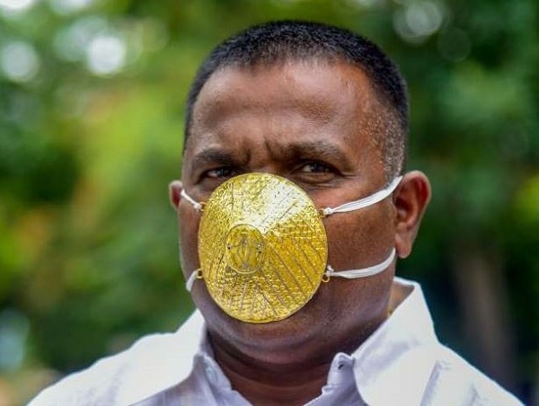 Insolite: Un Indien porte un masque en or pour se protéger du coronavirus