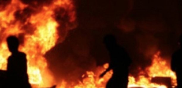 Urgent-Des marchands ambulants mettent le feu à la mairie de Keur Massar