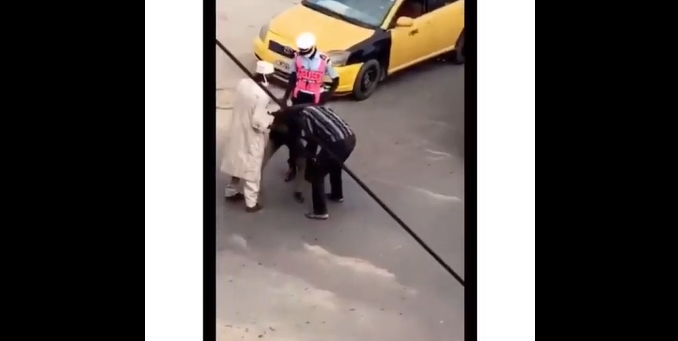 Deux taximen se battent en pleine circulation, la réaction du policier est incroyable