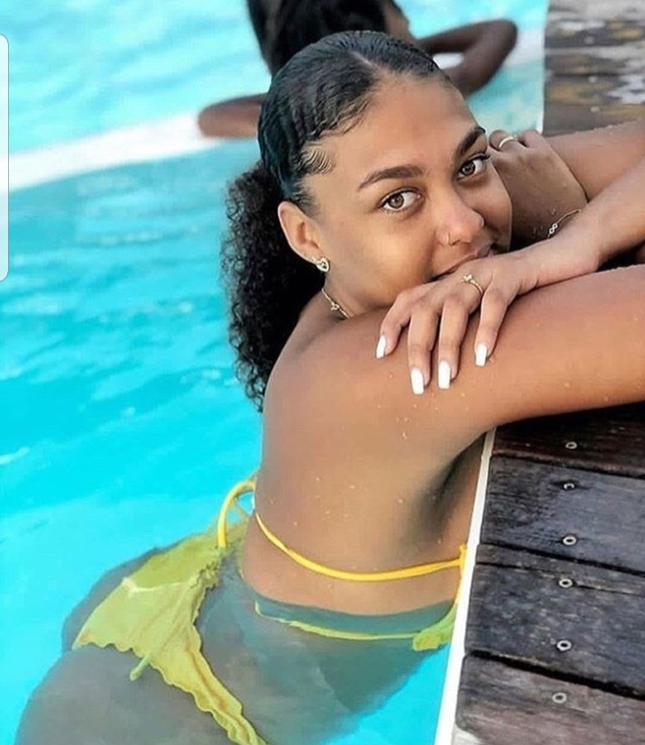 Les images de filles qui se rivalisent d être $€y sur les réseaux sociaux