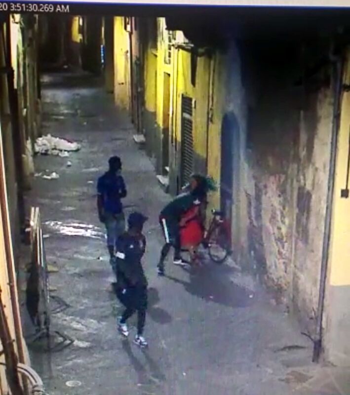 Italie : Des Sénégalais dépouillent, en pleine rue, une femme, les excuses de la communauté