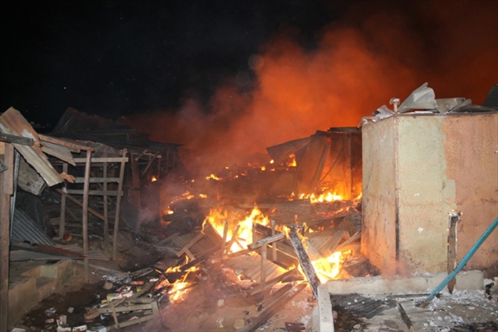Incendie au marché central de Louga : Des dizaines de cantines parties en fumée.