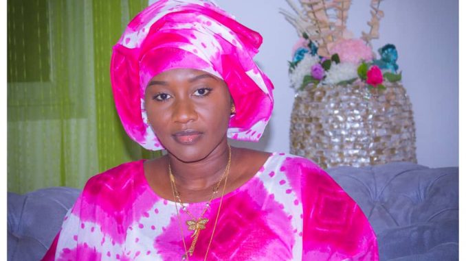 Découvrez la veuve du Cheikh des thiantacounes Sokhna Adja Saliou, une femme d’une beauté exceptionnelle alliée à sa simplicité