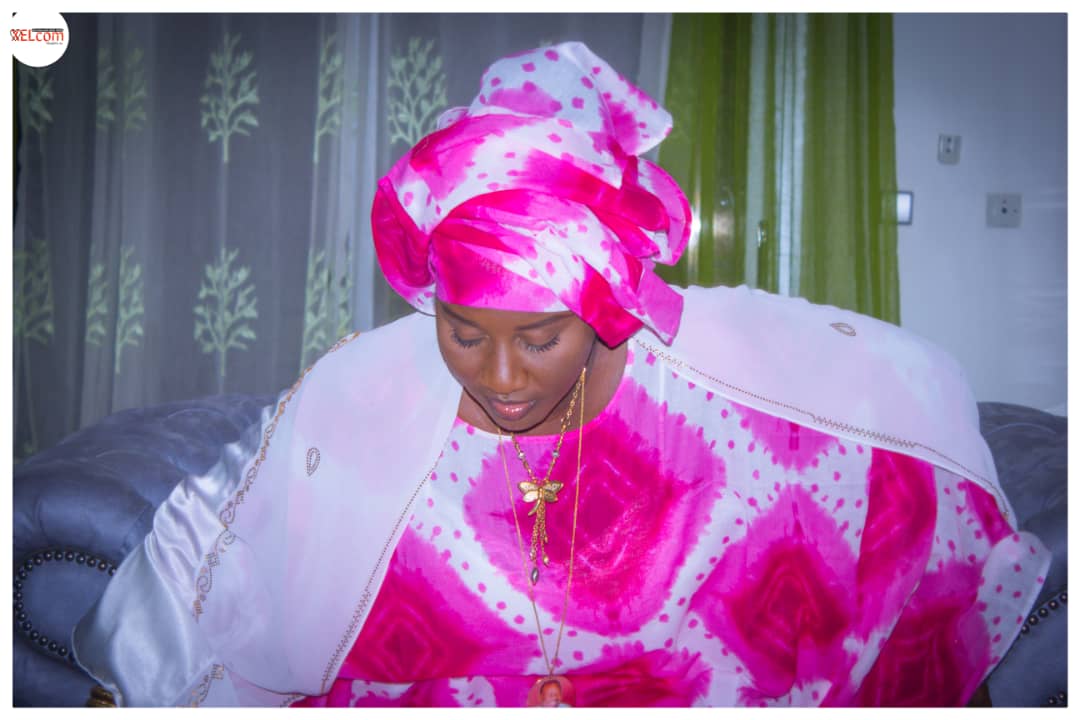 Découvrez la veuve du Cheikh des thiantacounes Sokhna Adja Saliou, une femme d’une beauté exceptionnelle alliée à sa simplicité
