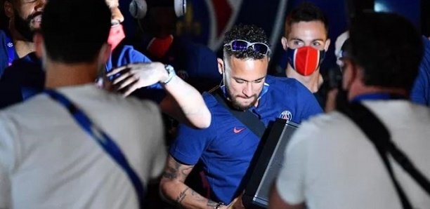 Enceinte à la main, Neymar a mis le feu à l’arrivée des Parisiens à l’hôtel