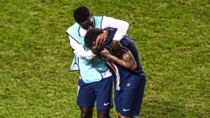 Neymar consolé par Gana après la défaite face au Bayern