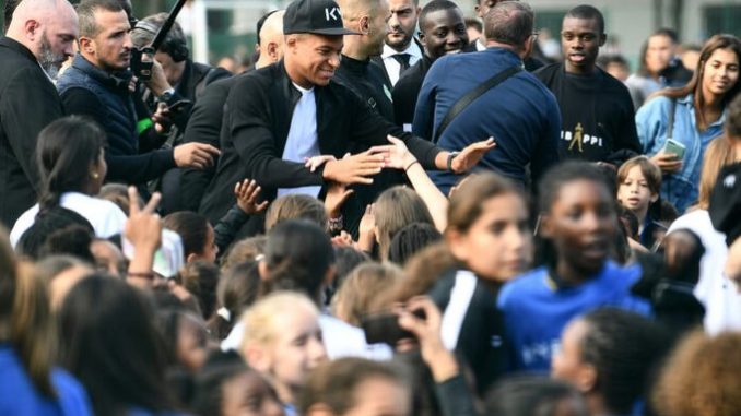 PSG : Les images du retour peu triomphant de Neymar et Kylian Mbappe