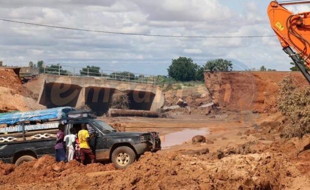 PHOTOS – EFFONDREMENT DU PONT DE DIALLOUBÉ : LE CASSE-TÊTE DES POPULATIONS SUR LA RN2