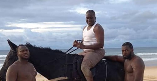 MODOU LÔ EN PLEINE VACANCE AVEC SES PROCHES
