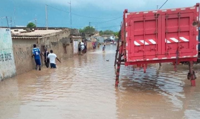 INONDATIONS ET CLIMAT - Macky SALL appelle à un changement de comportements