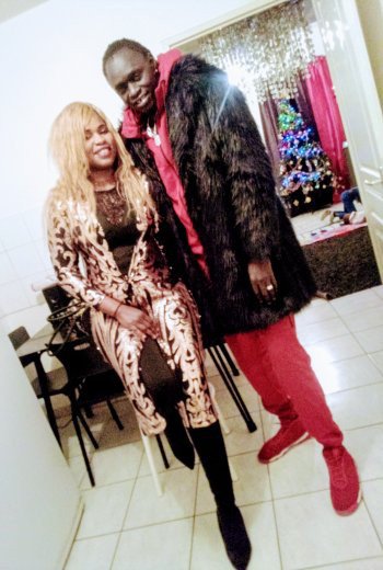 Anniversaire Maimouna Diallo la femme de Black Star SOUFFLE UNE BOUGIE DE PLUS.