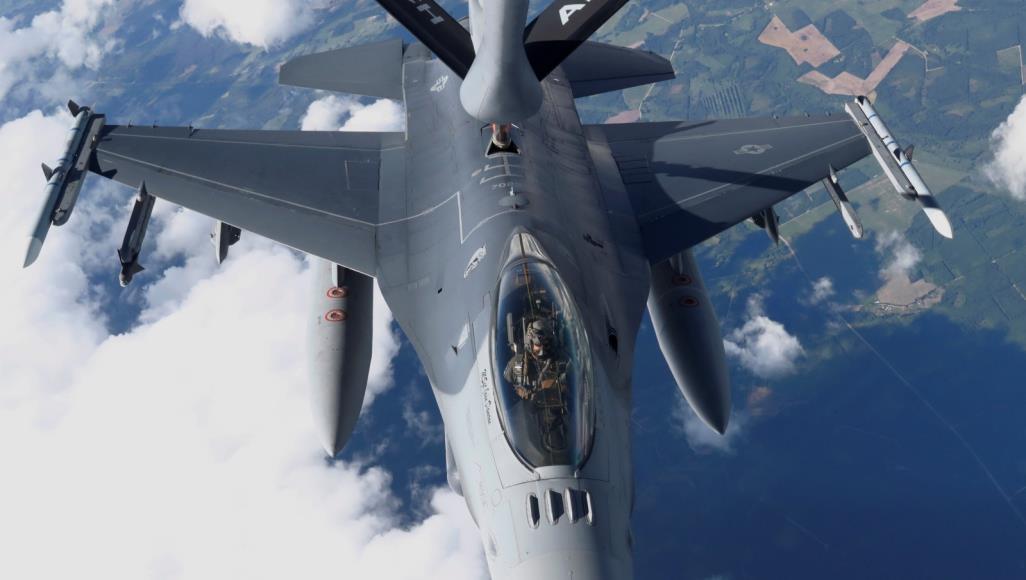 Des Tu-160 russes survolent la mer Baltique, escortés par des chasseurs danois et allemands