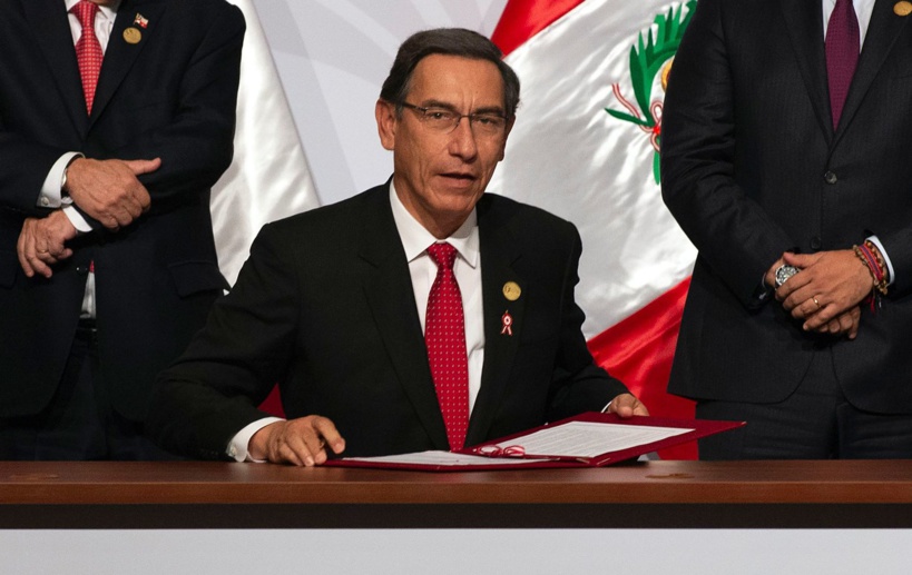 Pérou: le président Martin Vizcarra échappe à la destitution par le Parlement