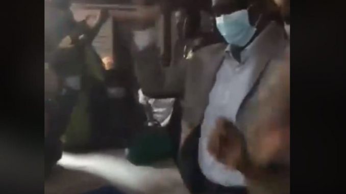 Le ministre de la Santé Diouf Sarr en train de danser dans une salle pleine à craquer, la vidéo qui choque la toile