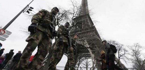 La Tour Eiffel à Paris évacuée après une alerte à la bombe