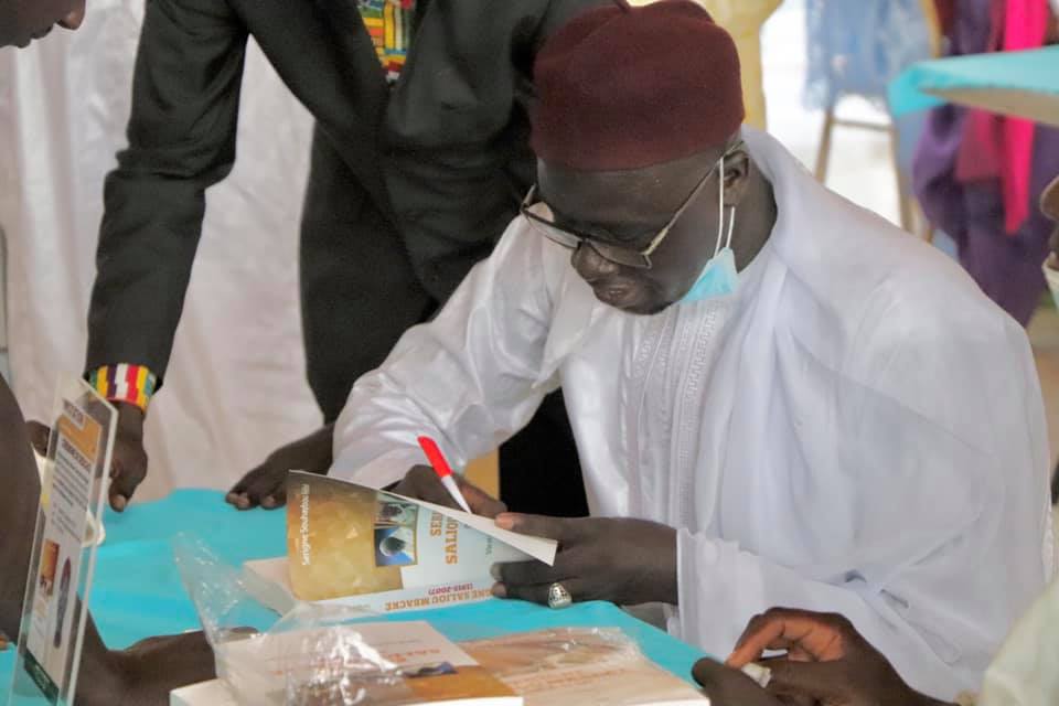 Les images de la cérémonie de dédicace du livre, Vie et Œuvre d'un bâtisseur des âmes de Serigne Souhayoubou Kébé dédié à Serigne Saliou Mbacké